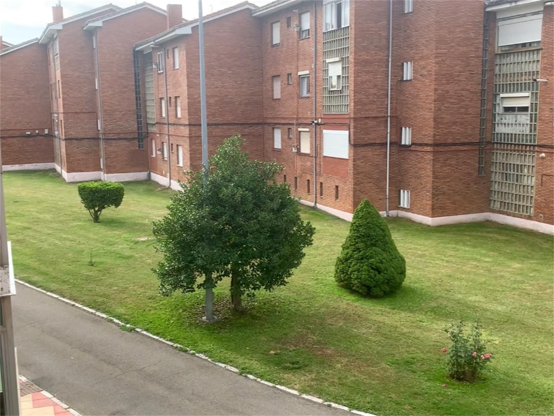 Exterior view of Flat for sale in La Robla   with Heating, Private garden and Storage room