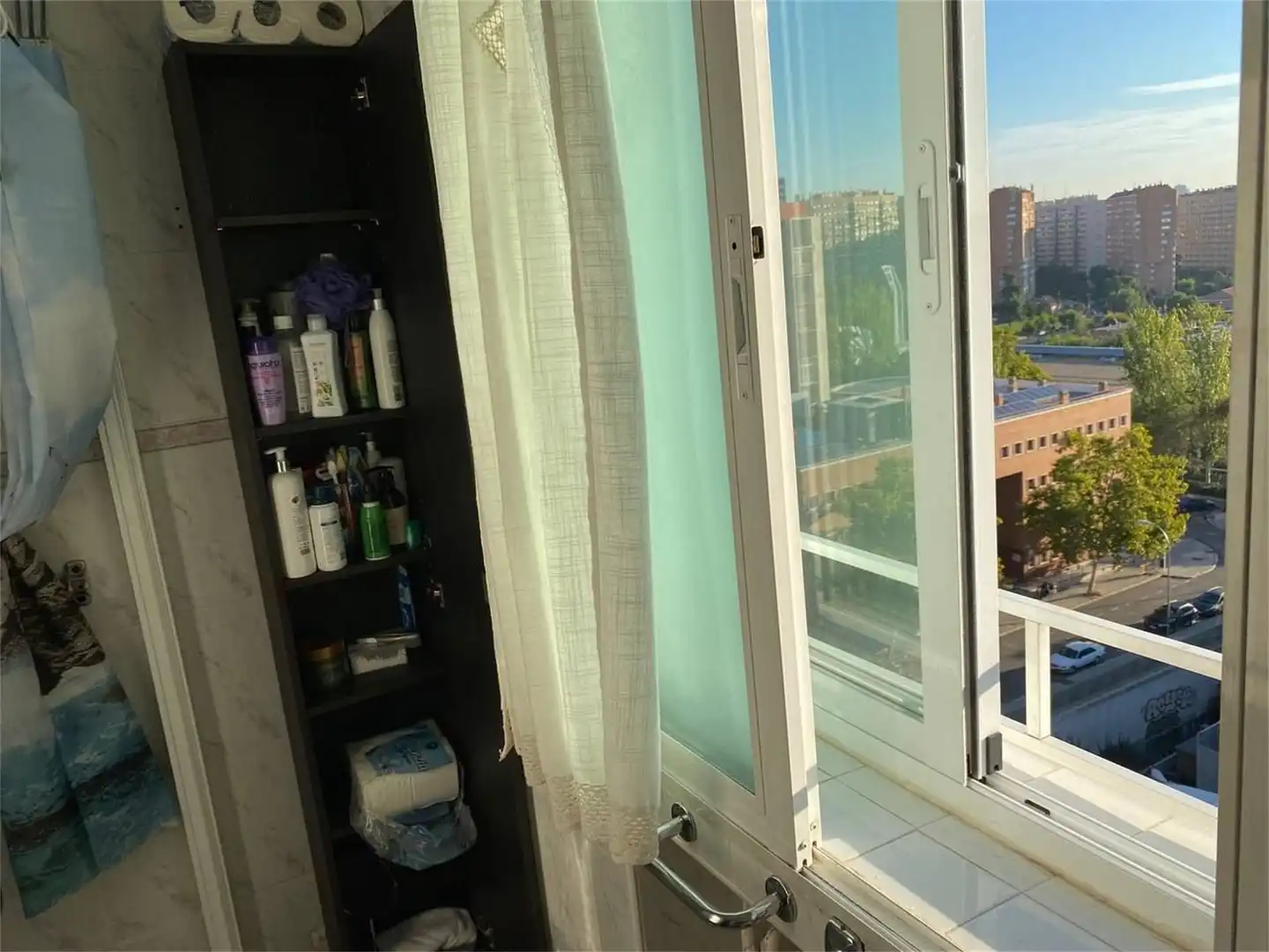 Room in Calle de José Martínez de Velasco, 32, Estrella