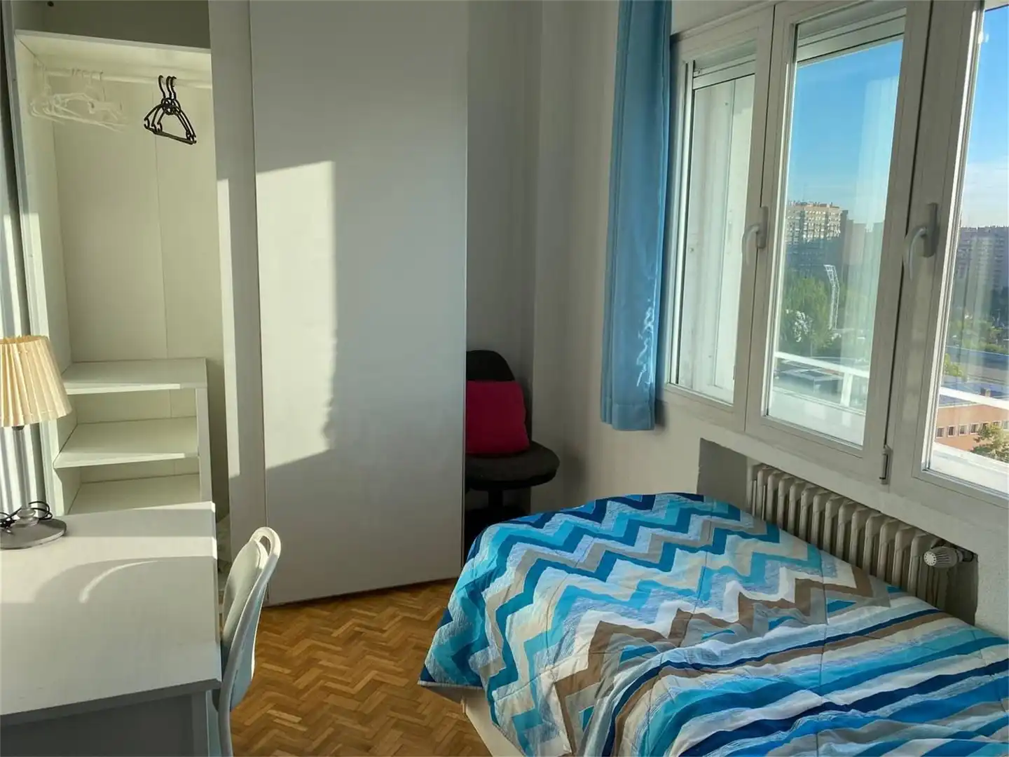 Room in Calle de José Martínez de Velasco, 32, Estrella