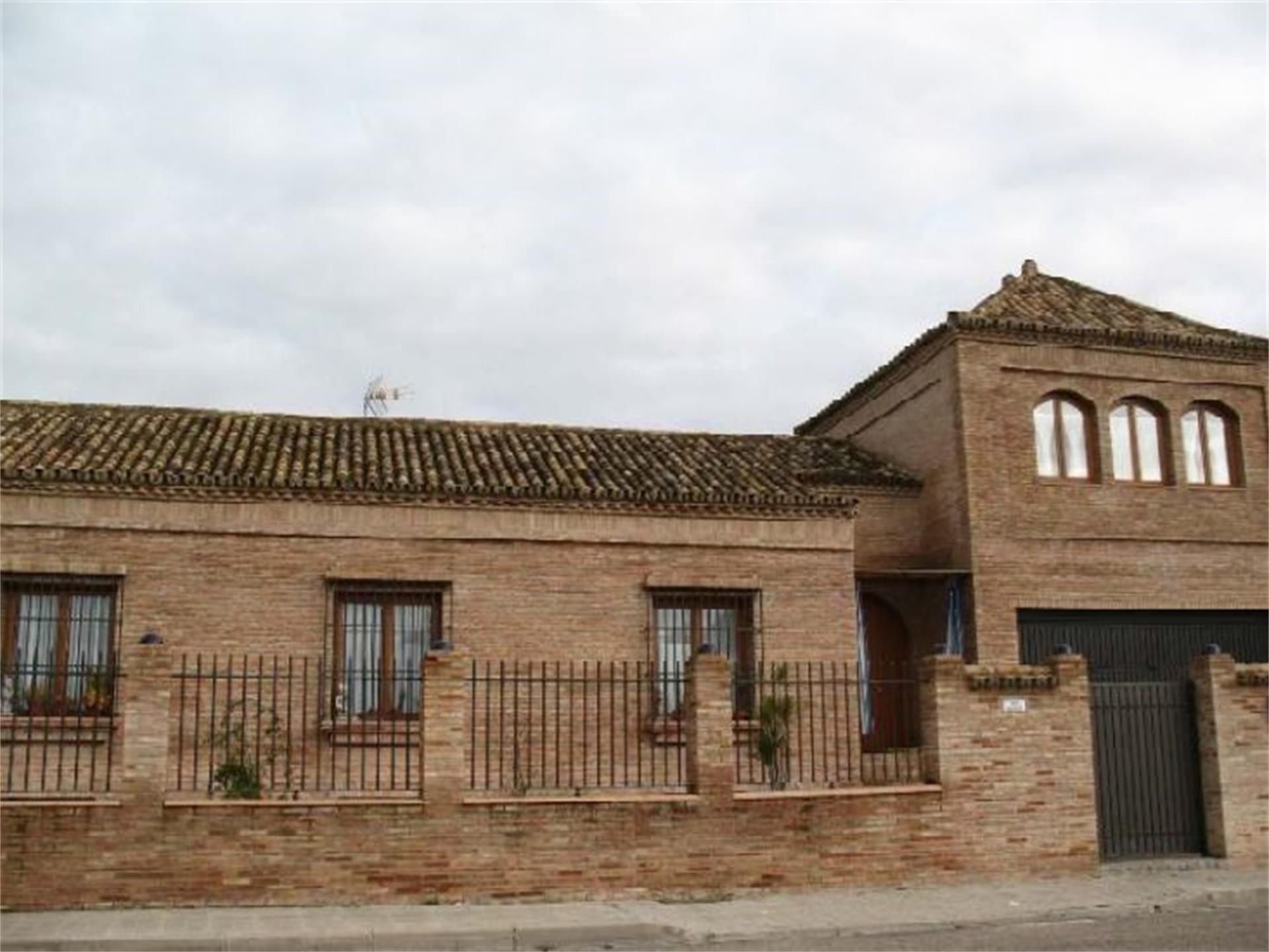 Vista exterior de Casa o xalet en venda en Salteras amb Calefacció, Jardí privat i Terrassa