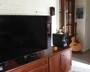 Sala d'estar de Casa adosada en venda en Alcaudete amb Aire condicionat, Terrassa i Piscina