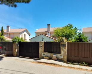 Außenansicht von Haus oder Chalet zum verkauf in Herradón de Pinares mit Heizung, Privatgarten und Terrasse