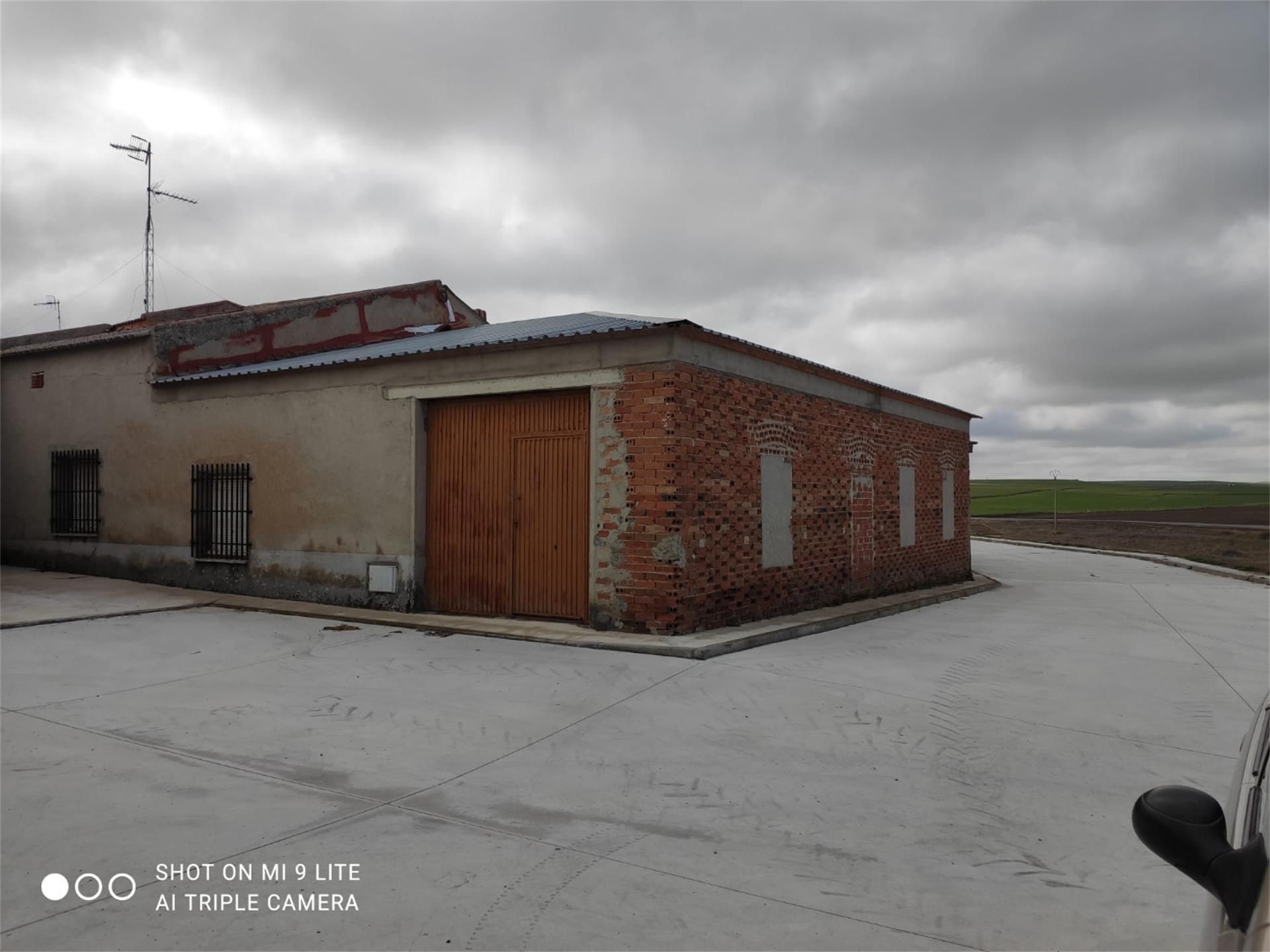 Vista exterior de Casa adosada en venda en Cisla amb Calefacció