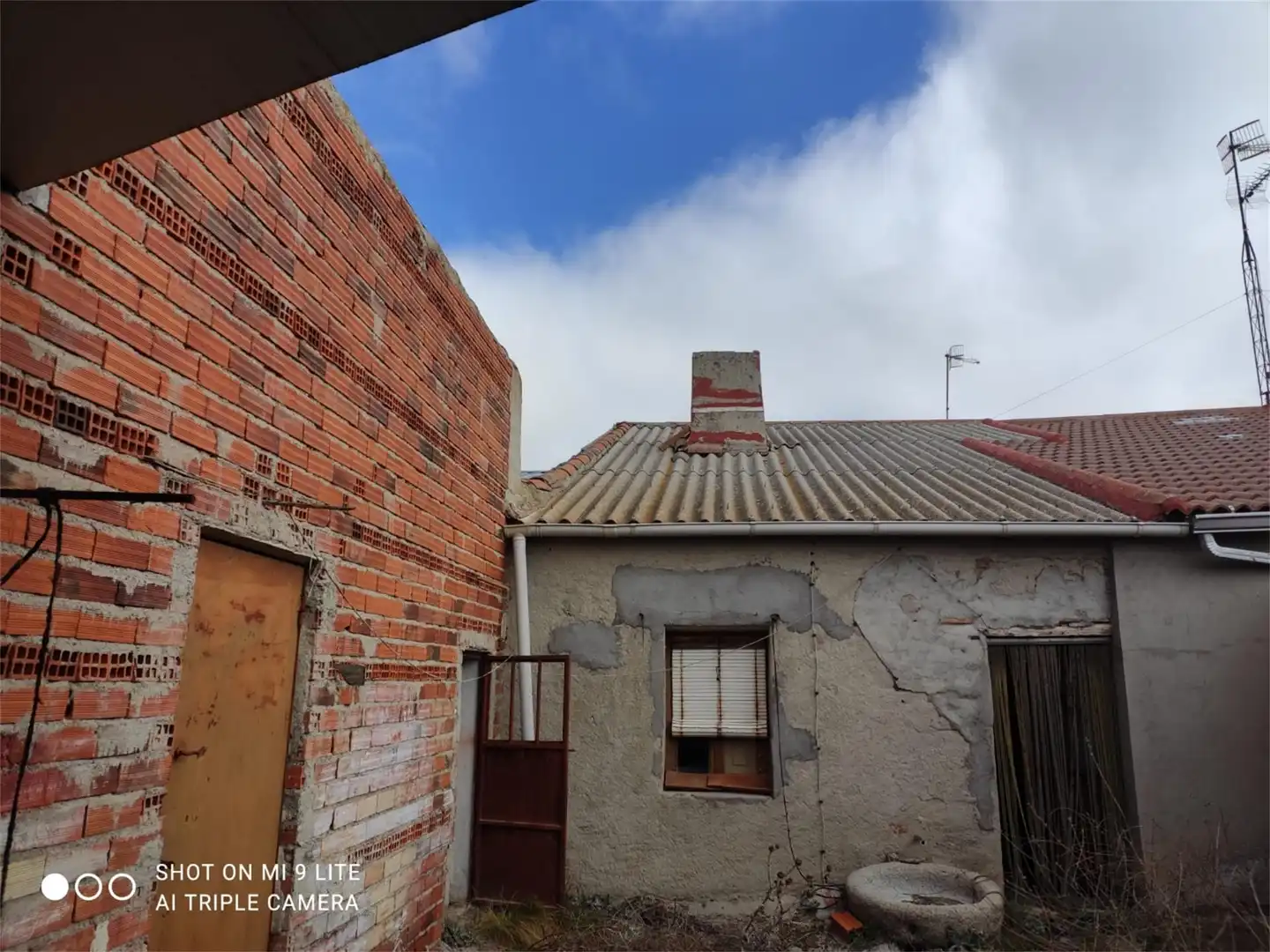 Vista exterior de Casa adosada en venda en Cisla amb Calefacció