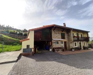 Vista exterior de Casa o xalet en venda en Los Corrales de Buelna  amb Terrassa i Balcó