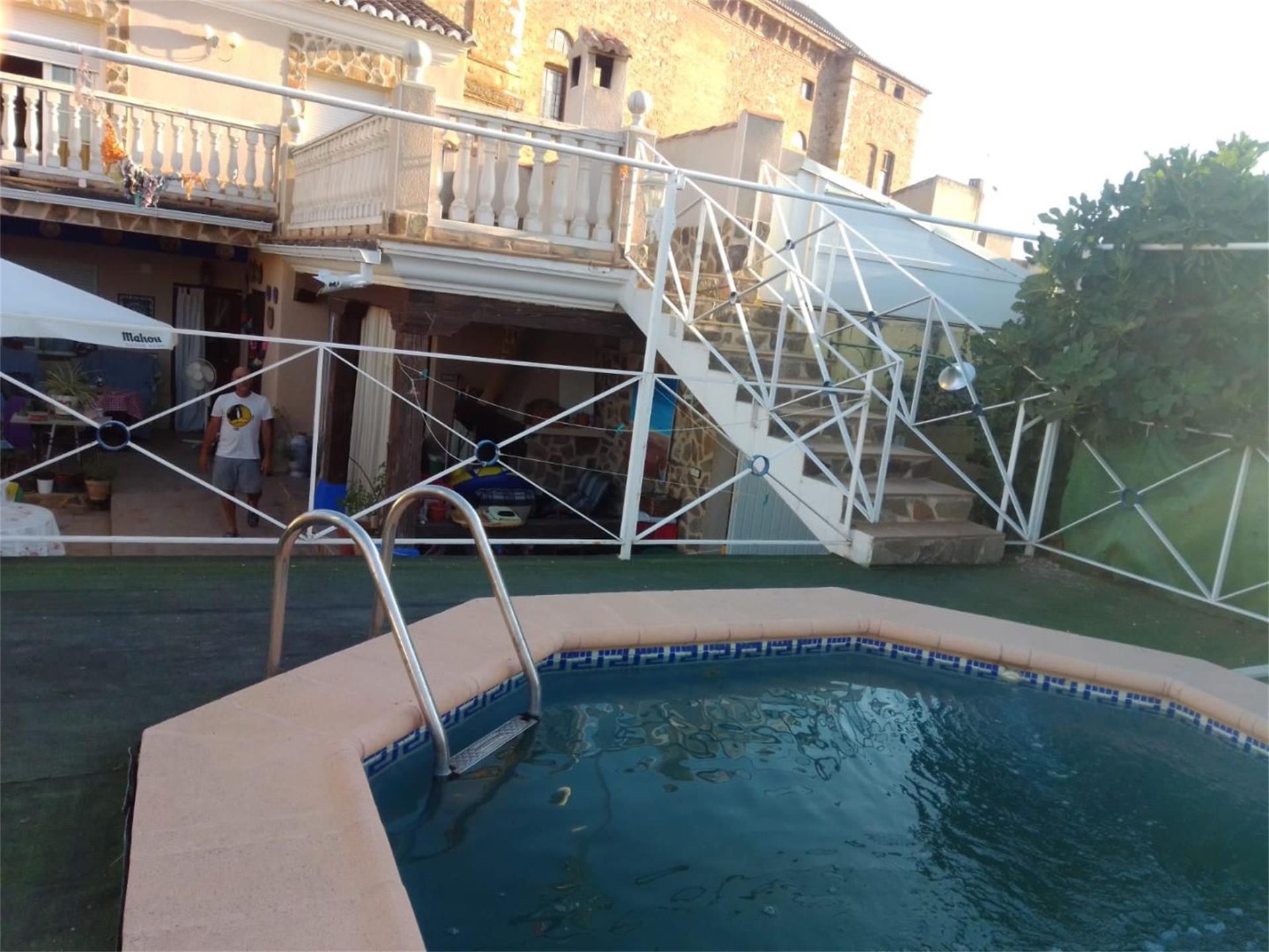 Swimming pool of Single-family semi-detached for sale in Viso del Marqués  with Air Conditioner, Private garden and Parquet flooring