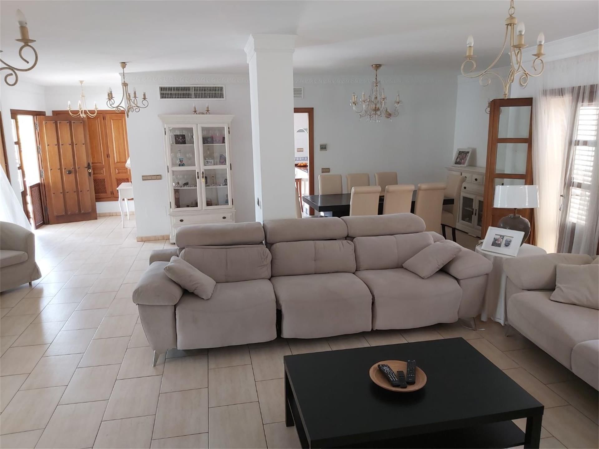 Sala d'estar de Finca rústica en venda en Estepona amb Aire condicionat, Terrassa i Piscina
