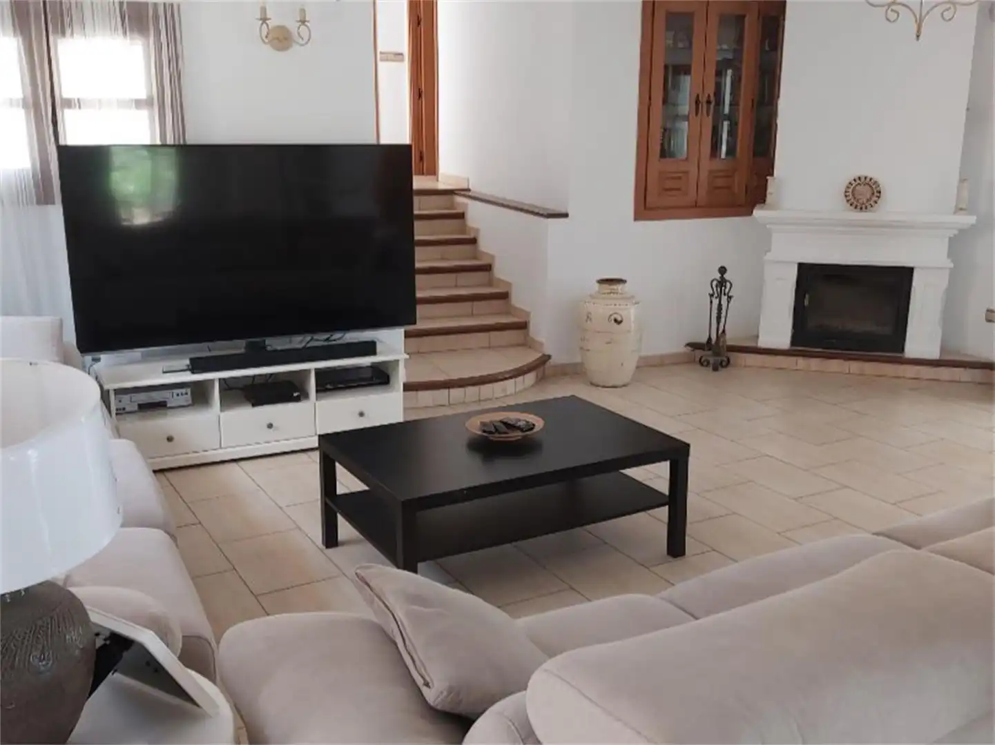 Sala d'estar de Finca rústica en venda en Estepona amb Aire condicionat, Terrassa i Piscina