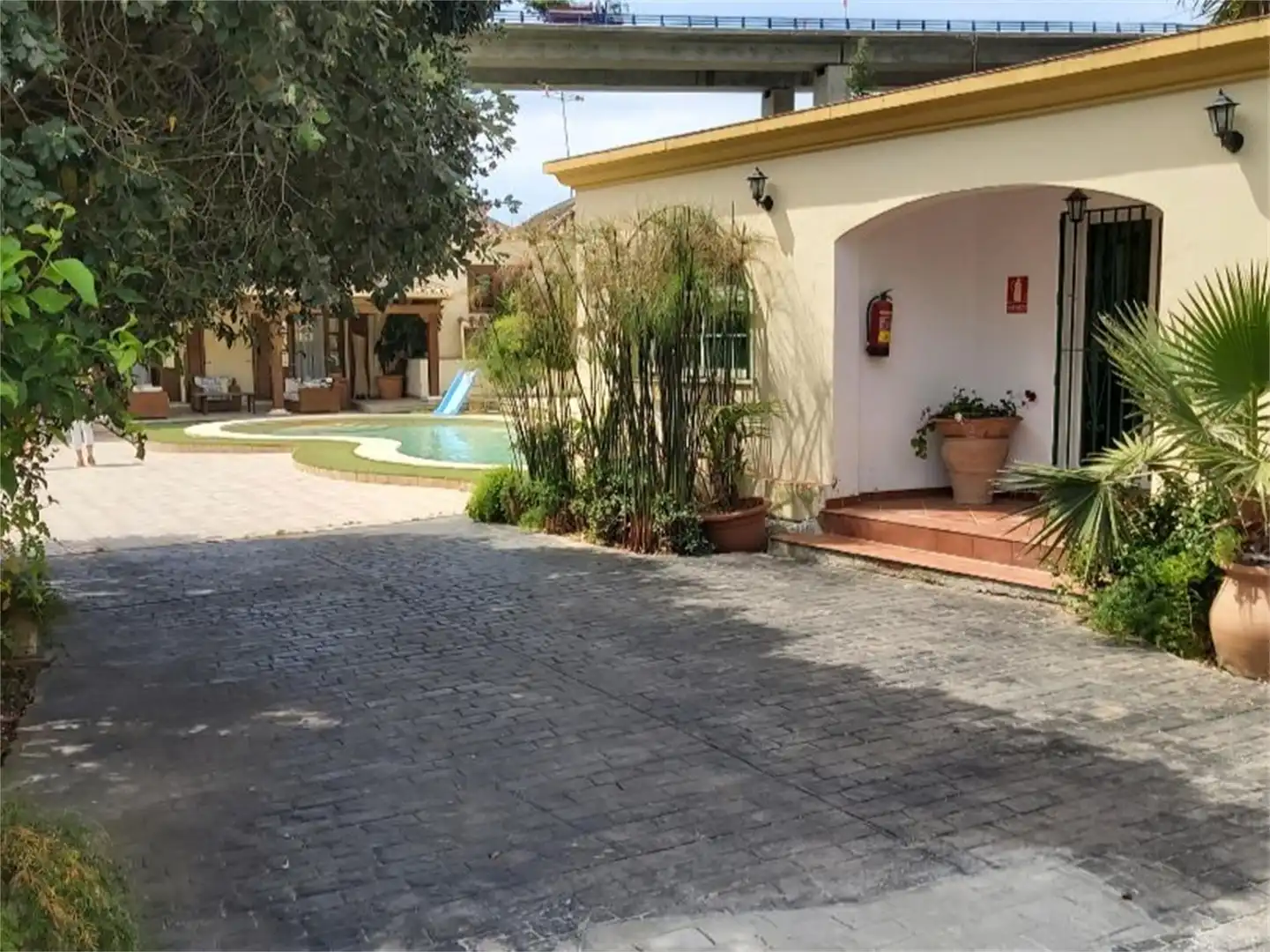 Vista exterior de Finca rústica en venda en Estepona amb Aire condicionat, Terrassa i Piscina