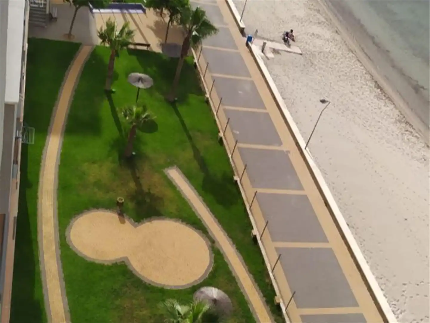 Vista exterior de Pis de lloguer en La Manga del Mar Menor amb Jardí privat, Terrassa i Piscina