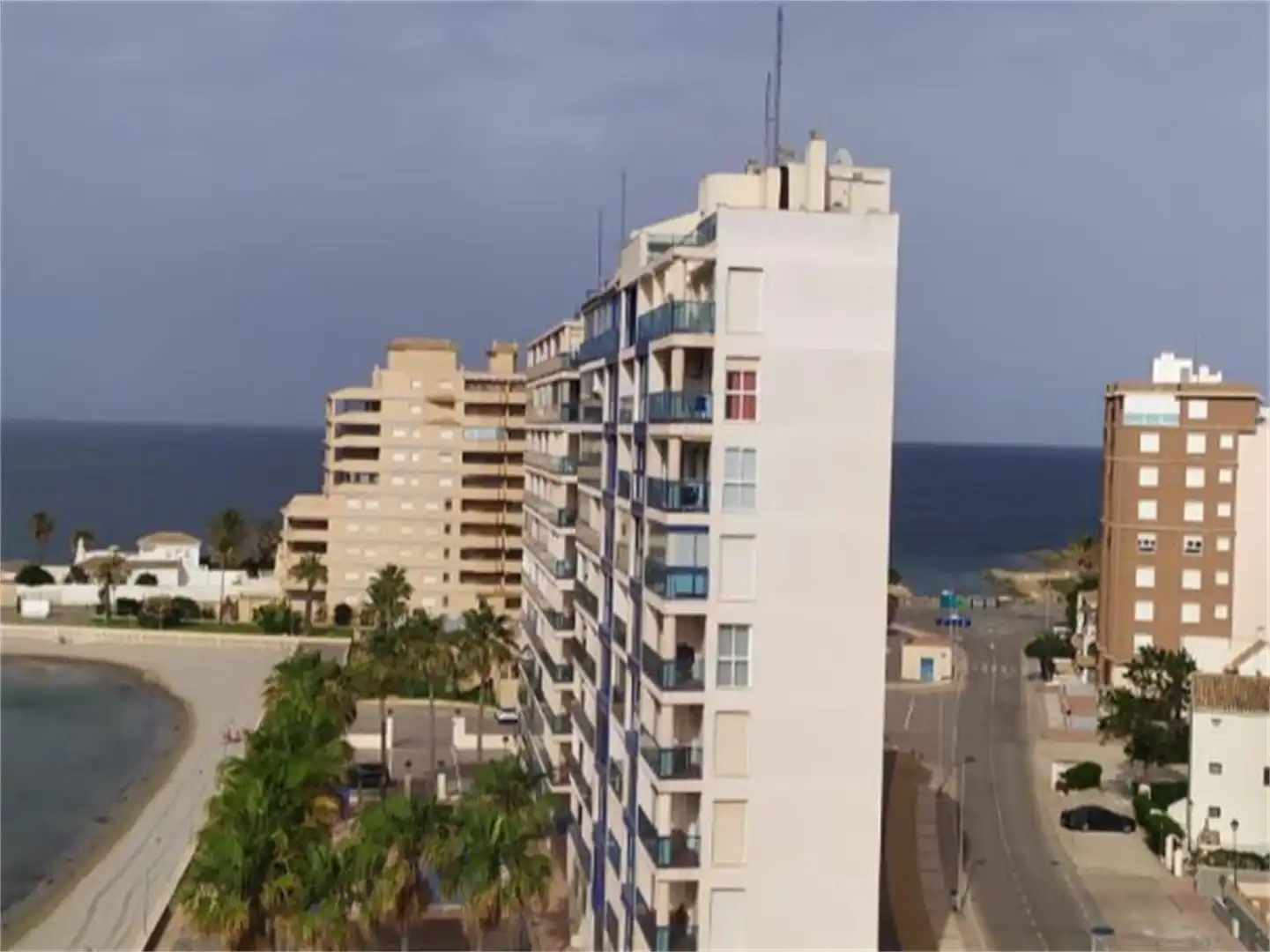 Vista exterior de Pis de lloguer en La Manga del Mar Menor amb Jardí privat, Terrassa i Piscina