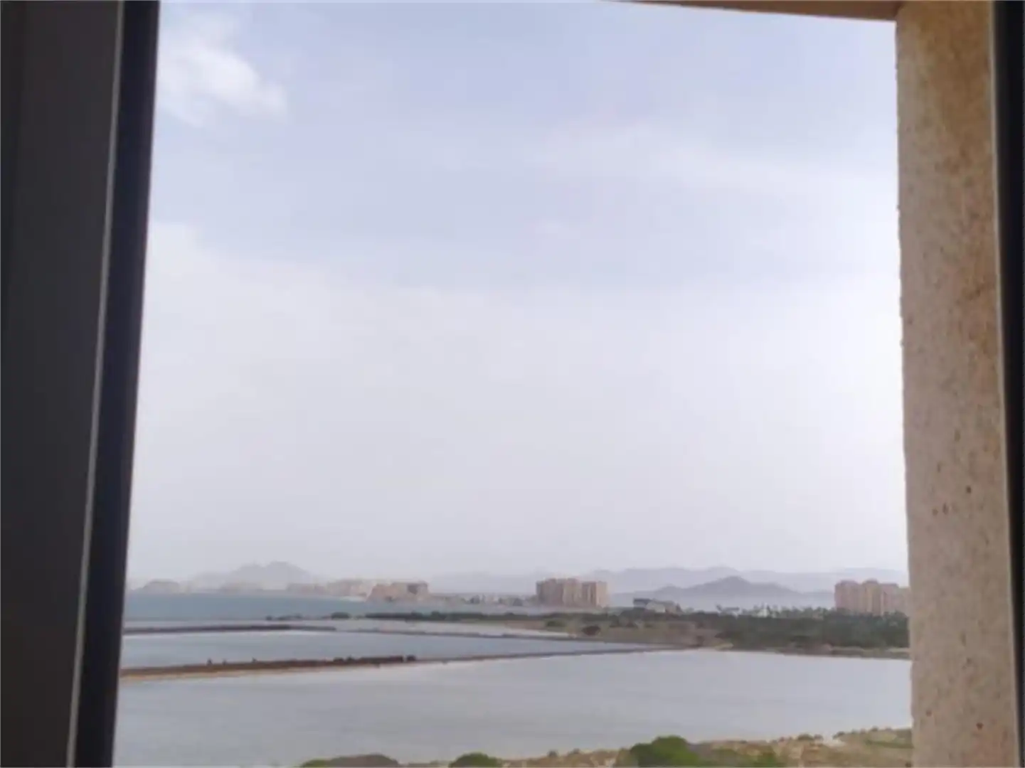 Vista exterior de Pis de lloguer en La Manga del Mar Menor amb Jardí privat, Terrassa i Piscina