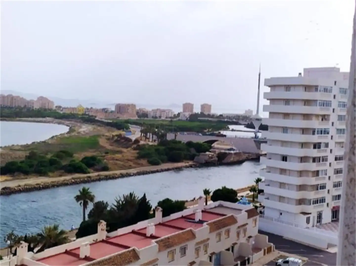 Vista exterior de Pis de lloguer en La Manga del Mar Menor amb Jardí privat, Terrassa i Piscina
