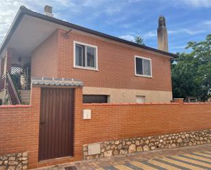 Vista exterior de Casa o xalet en venda en Arandilla del Arroyo amb Jardí privat, Terrassa i Traster