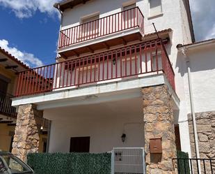 Vista exterior de Casa adosada en venda en Pedro Bernardo amb Calefacció, Terrassa i Moblat