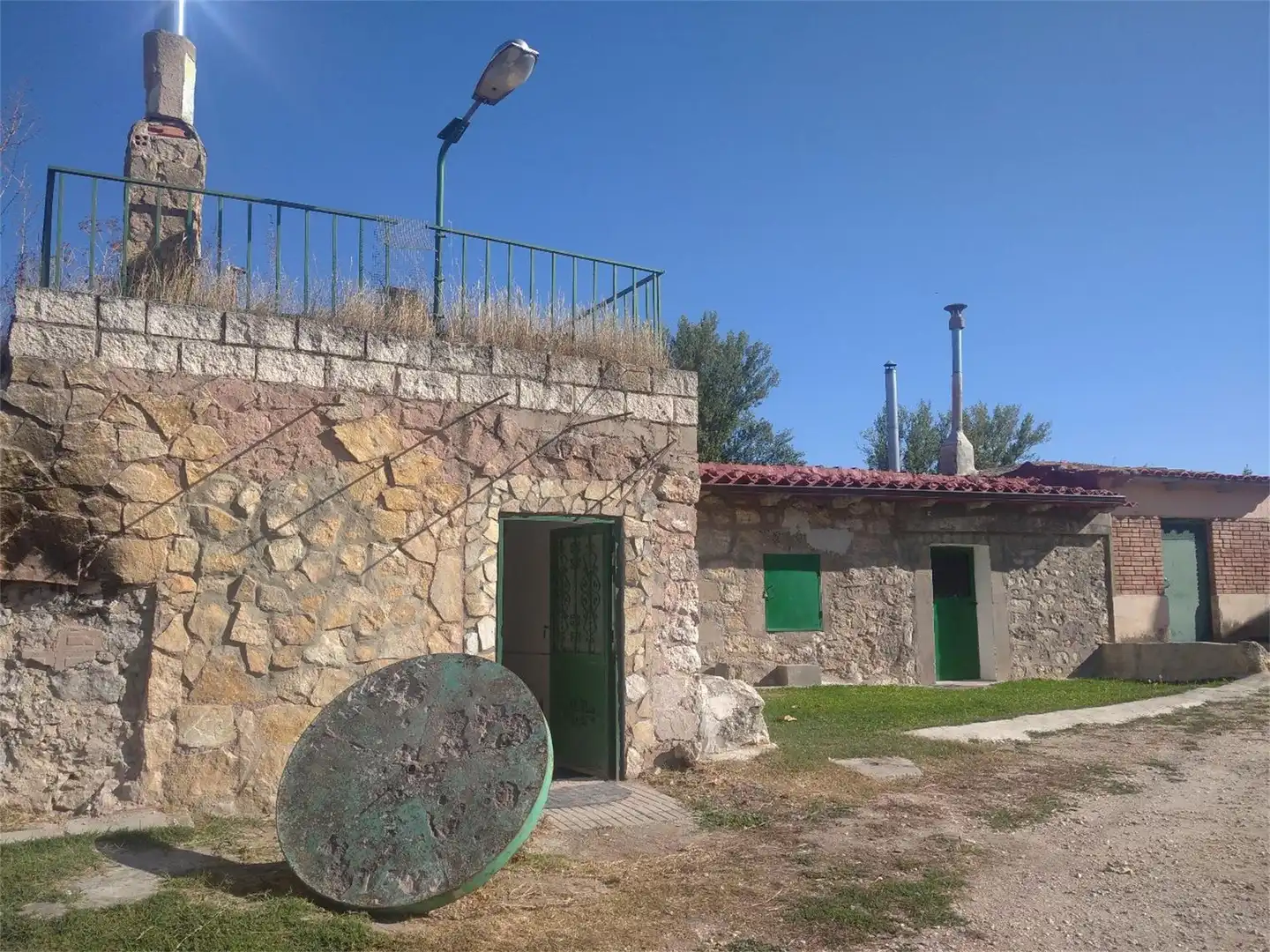 Local en venda a Calle Pradillo, 7, Buniel Vista exterior de Local en venda en Buniel amb Jardí privat