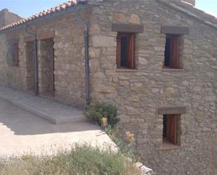 Vista exterior de Casa adosada en venda en La Pobla de Benifassà amb Balcó