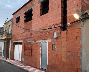 Vista exterior de Casa adosada en venda en Villamayor de Calatrava amb Jardí privat