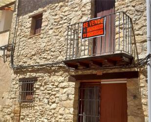 Vista exterior de Casa adosada en venda en La Iglesuela del Cid amb Balcó