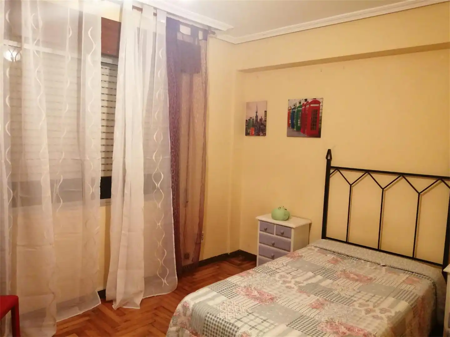 Bedroom of Flat for share in Vigo   with Parquet flooring, Terrace and Furnished