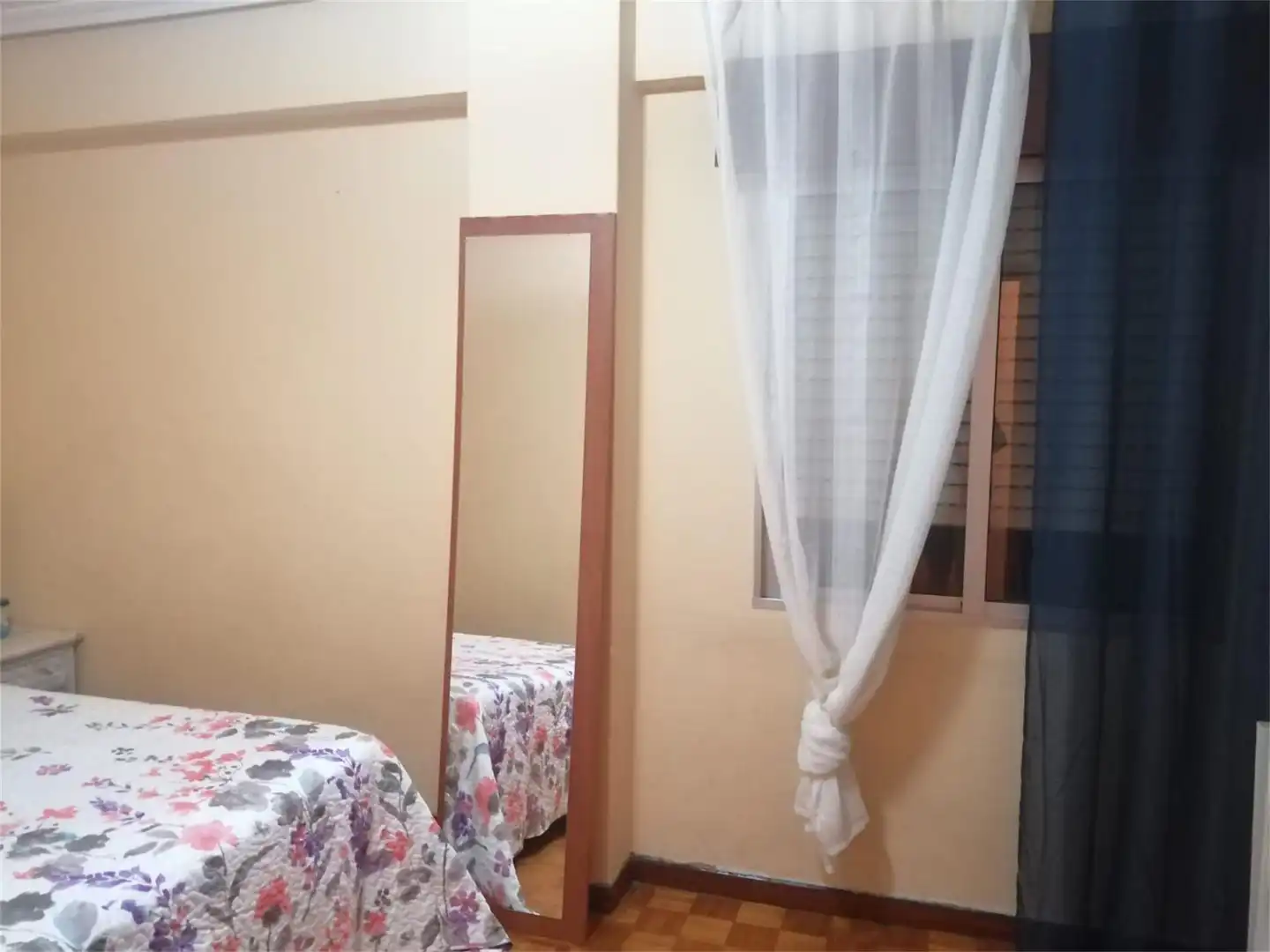 Bedroom of Flat for share in Vigo   with Parquet flooring, Terrace and Furnished