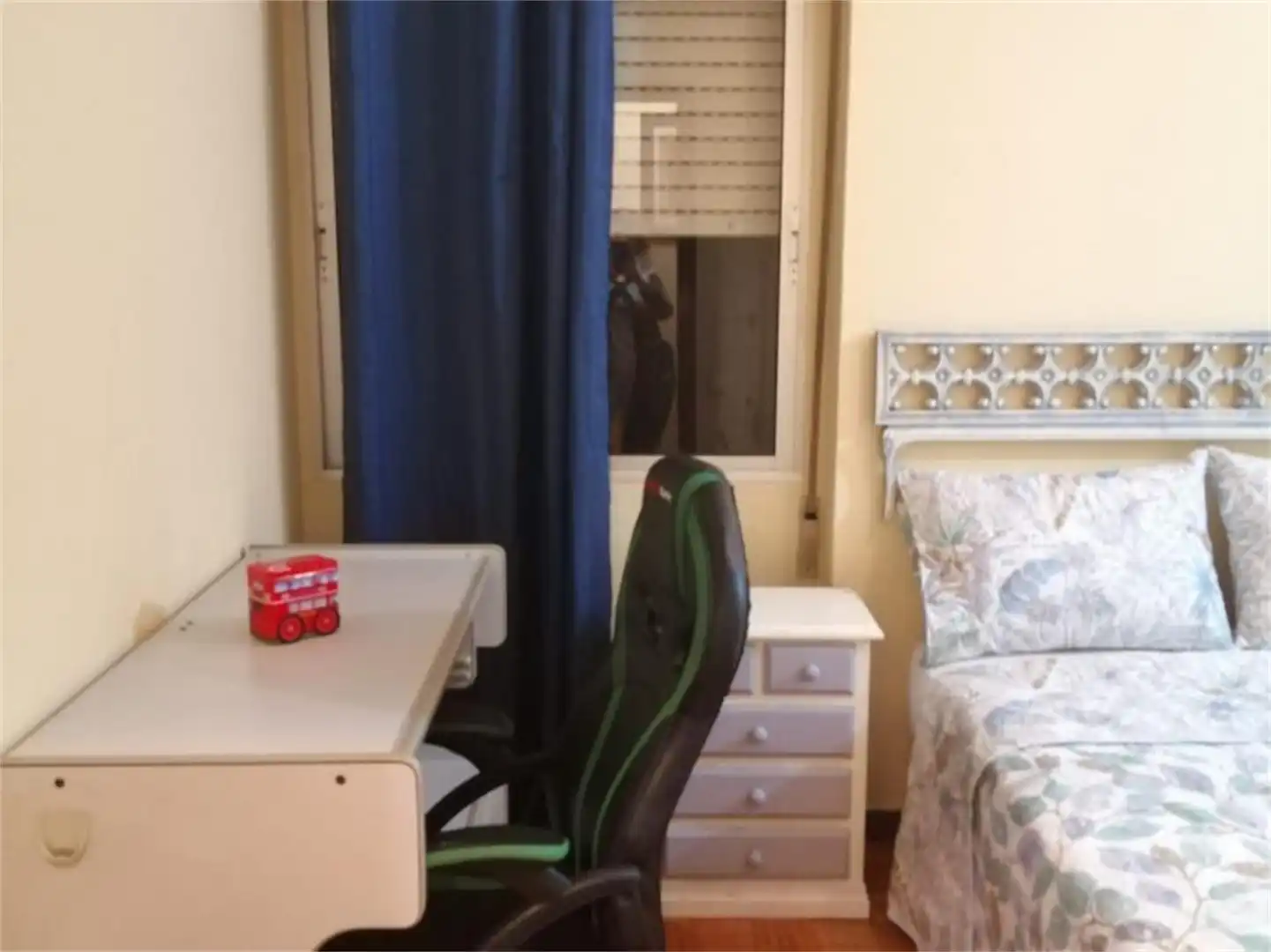 Bedroom of Flat for share in Vigo   with Parquet flooring, Terrace and Furnished