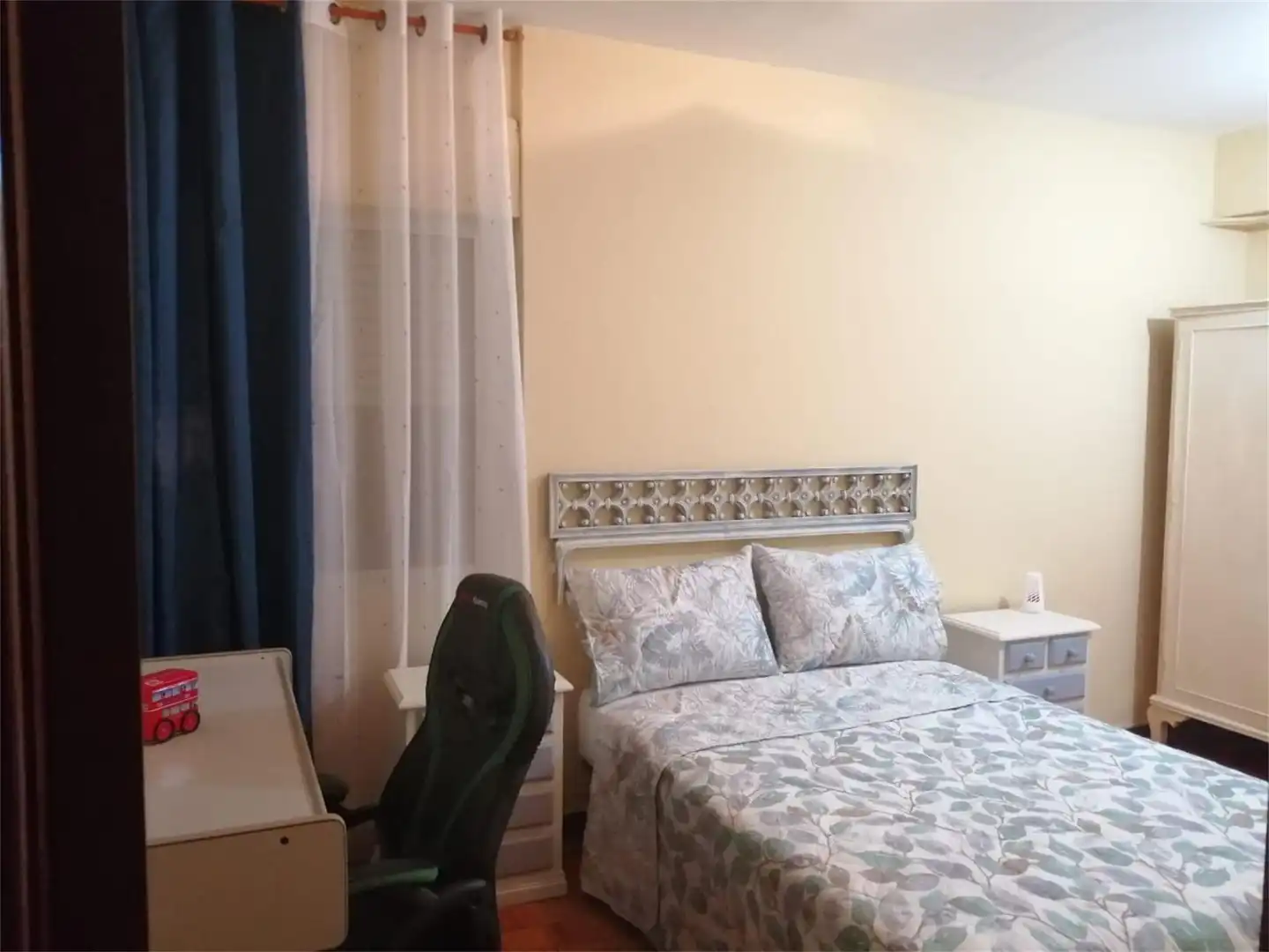 Bedroom of Flat for share in Vigo   with Parquet flooring, Terrace and Furnished