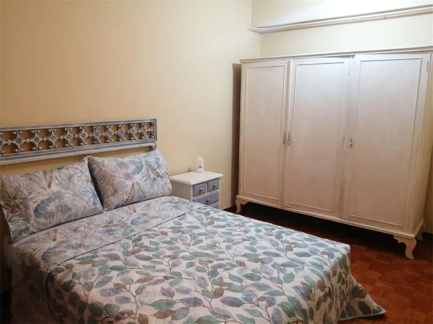 Bedroom of Flat for share in Vigo   with Parquet flooring, Terrace and Furnished