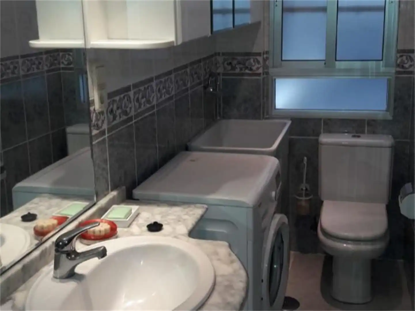 Bathroom of Flat for share in Vigo   with Parquet flooring, Terrace and Furnished