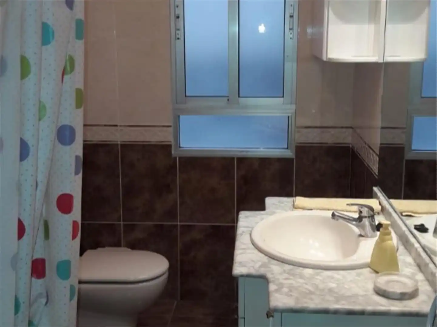 Bathroom of Flat for share in Vigo   with Parquet flooring, Terrace and Furnished