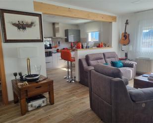 Sala d'estar de Casa adosada en venda en Mequinenza amb Aire condicionat, Terrassa i Piscina