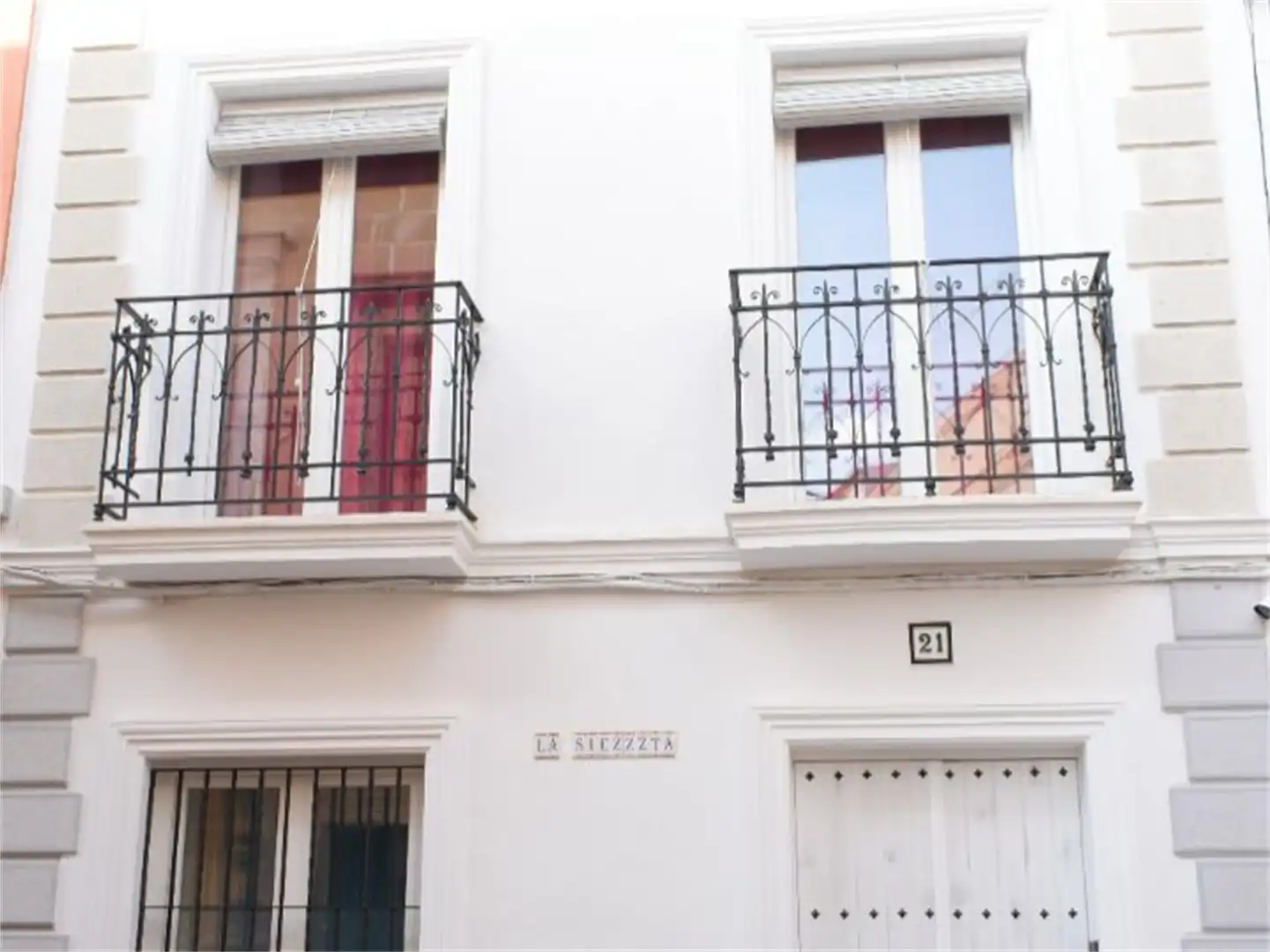Einfamilien-Reihenhaus zum Verkauf in Calle Bizcocheros, Centro Außenansicht von Einfamilien-Reihenhaus zum Verkauf in Jerez de la Frontera mit Klimaanlage, Terrasse und Balkon
