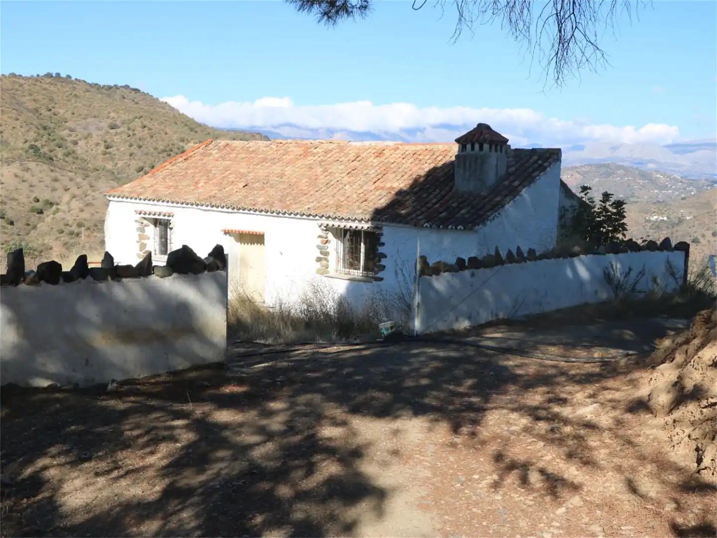 Finca rústica en venta en Carretera de Comares, Olías Vista exterior de Finca rústica en venta en Málaga con Aire acondicionado, Jardín privado y Terraza