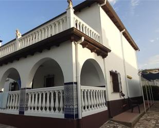 Vista exterior de Casa o xalet en venda en Fuerte del Rey amb Aire condicionat, Terrassa i Piscina