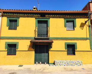 Vista exterior de Casa adosada en venda en Saelices de la Sal amb Balcó