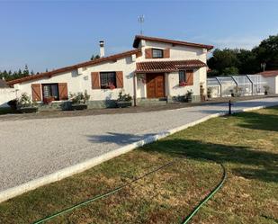 Vista exterior de Casa o xalet en venda en Outeiro de Rei amb Calefacció, Jardí privat i Parquet