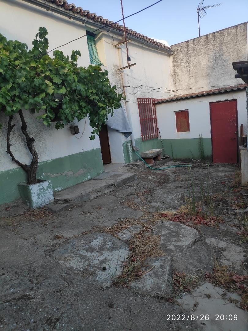 Exterior view of Single-family semi-detached for sale in Malpartida de Plasencia  with Private garden, Terrace and Storage room