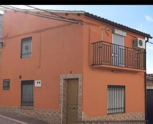 Vista exterior de Casa adosada en venda en Deleitosa amb Aire condicionat, Calefacció i Moblat