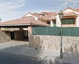 Exterior view of House or chalet for sale in San Martín de Valdeiglesias  with Air Conditioner, Terrace and Swimming Pool