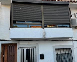 Vista exterior de Pis en venda en Alcuéscar amb Aire condicionat, Terrassa i Moblat