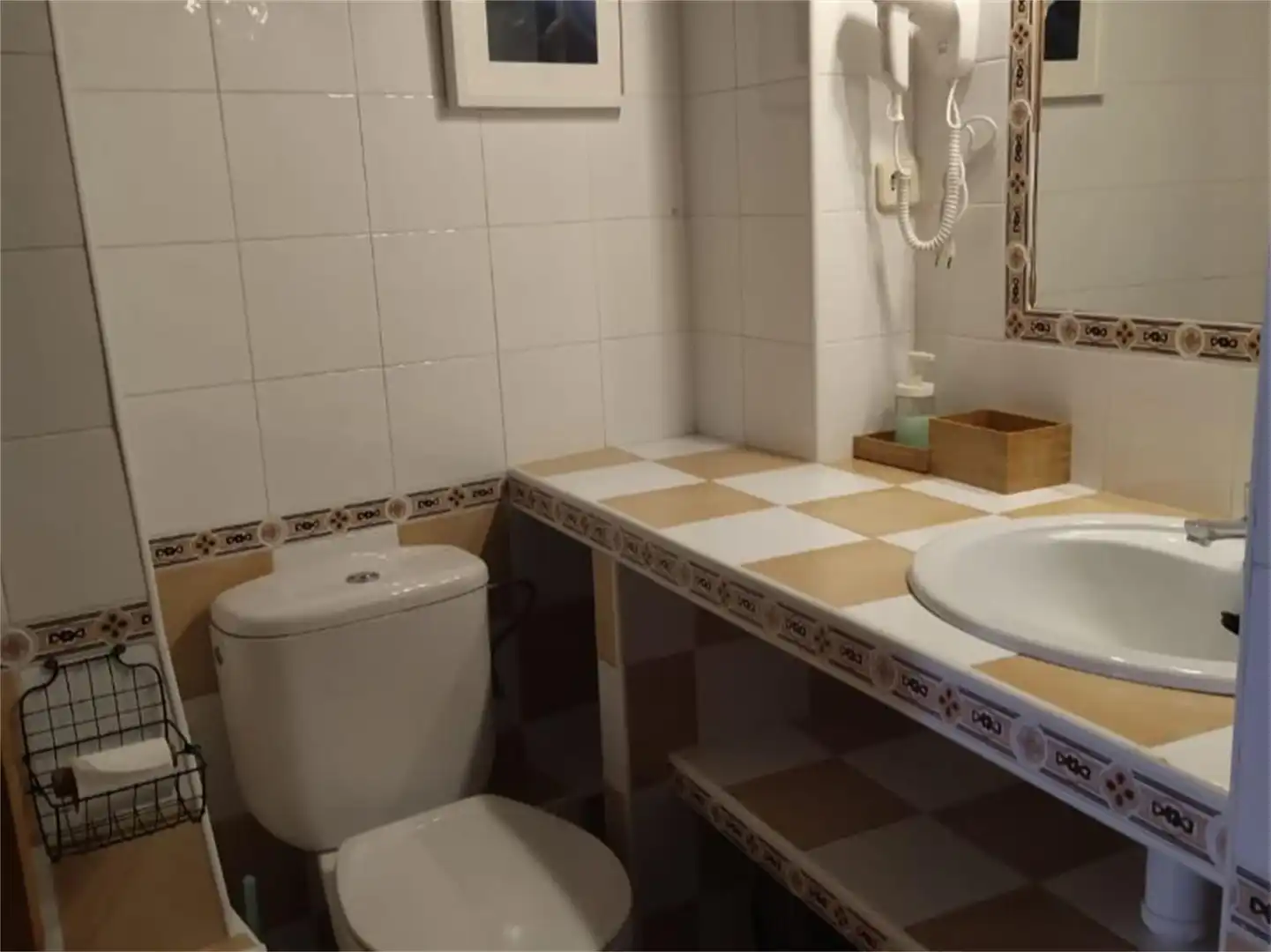 Casa adosada en venta en Calle Mayor, 10, Bohoyo Baño de Casa adosada en venta en Bohoyo con Calefacción, Trastero y Amueblado