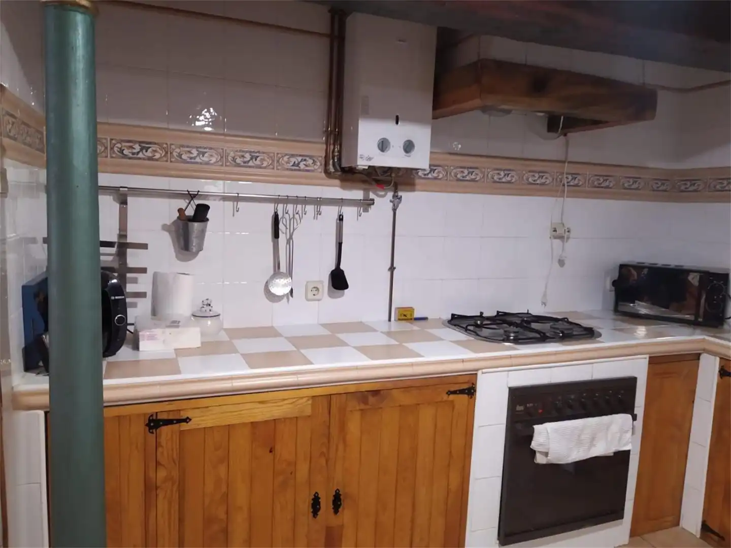 Casa adosada en venta en Calle Mayor, 10, Bohoyo Cocina de Casa adosada en venta en Bohoyo con Calefacción, Trastero y Amueblado