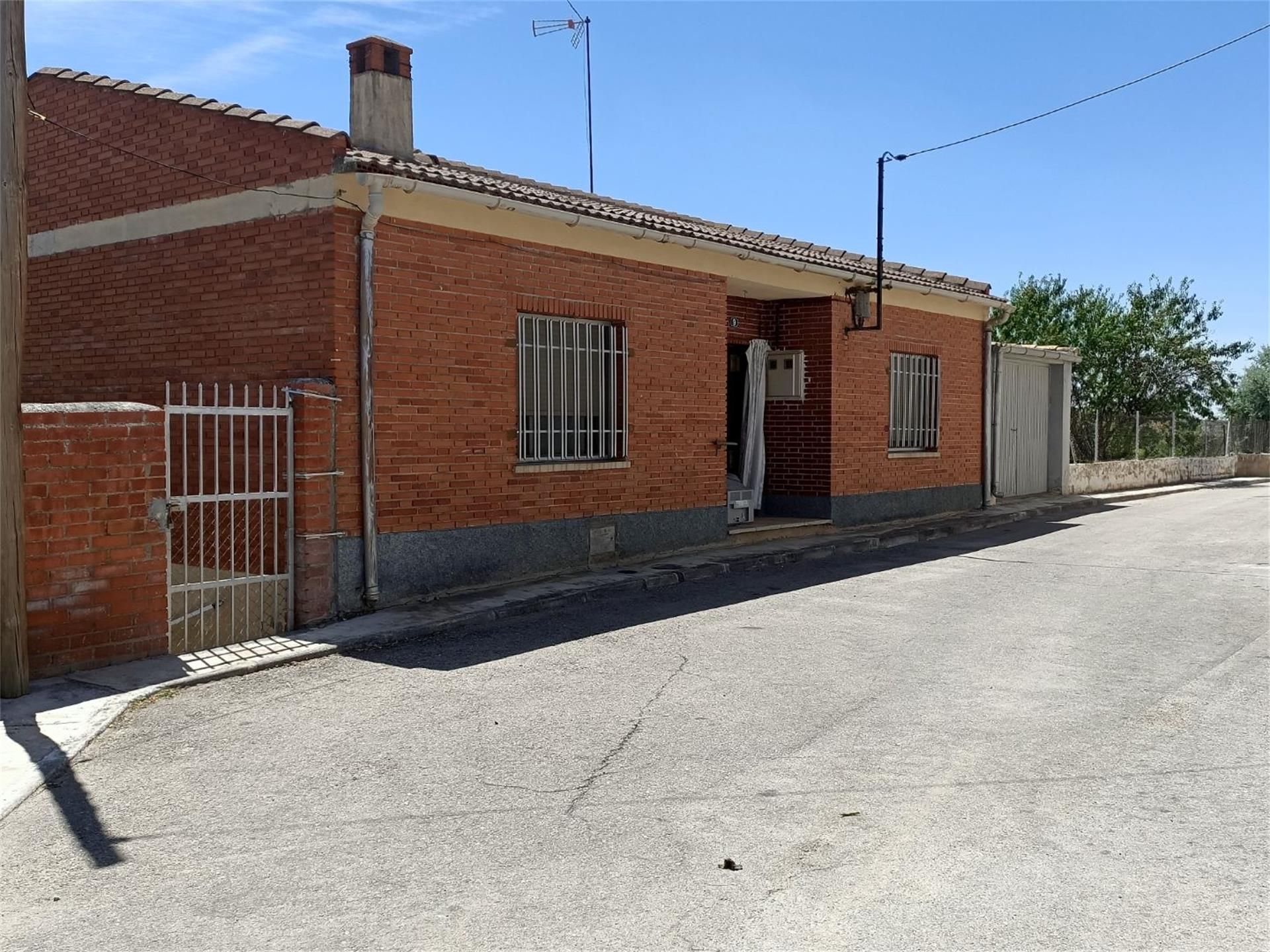 Vista exterior de Pis en venda en Villalba del Rey amb Calefacció, Terrassa i Moblat