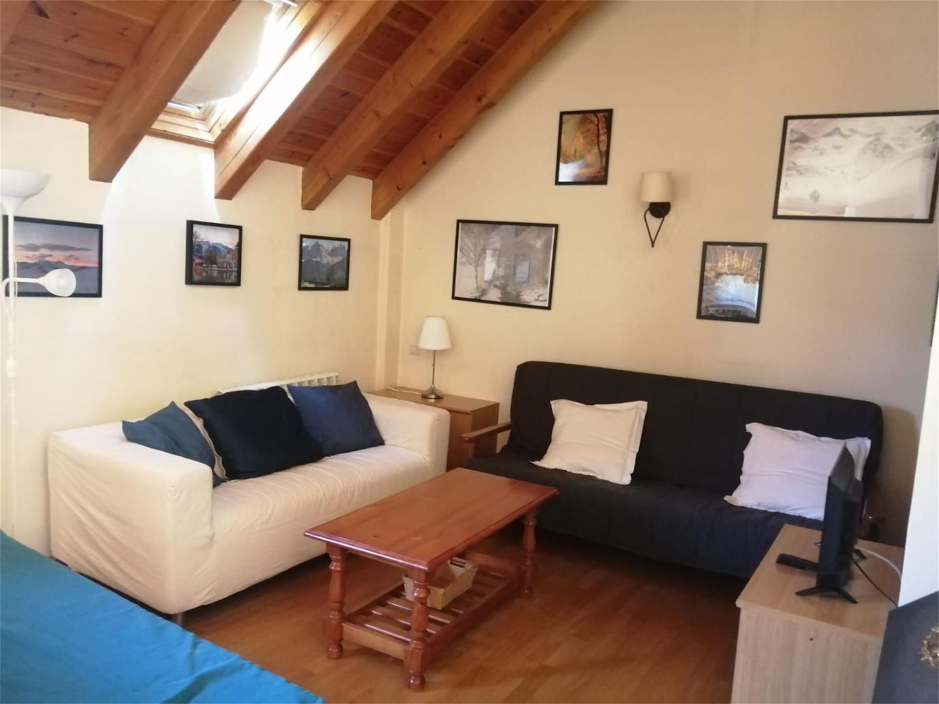 Sala d'estar de Pis de lloguer en Castejón de Sos amb Calefacció, Parquet i Moblat