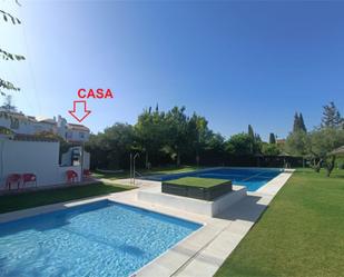 Piscina de Casa adosada en venda en Tomares amb Aire condicionat, Terrassa i Piscina