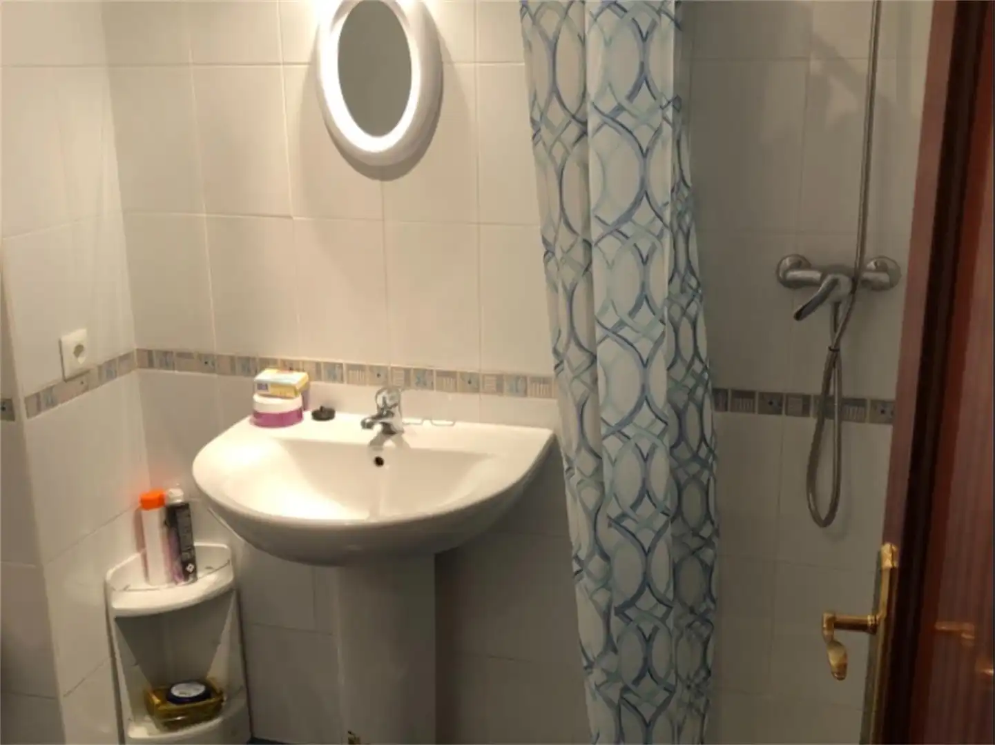 Habitación en Calle Maestra Aurora Martel, Alcalá del Río Baño de Ático para compartir en Alcalá del Río con Aire acondicionado, Calefacción y Terraza