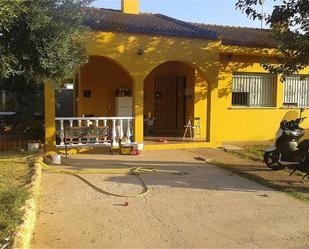 Vista exterior de Casa o xalet en venda en Carmona amb Aire condicionat, Terrassa i Piscina