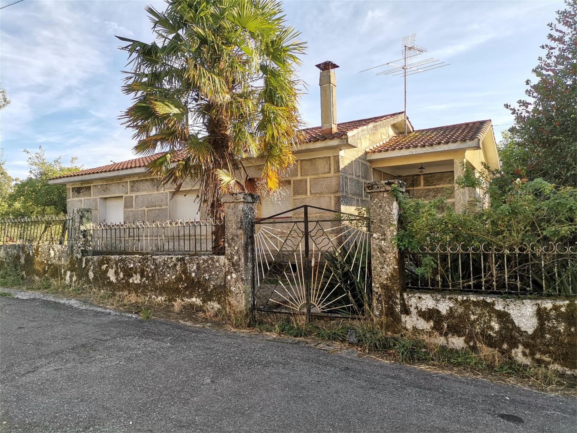 Vista exterior de Casa o xalet en venda en San Cristovo de Cea amb Terrassa i Balcó