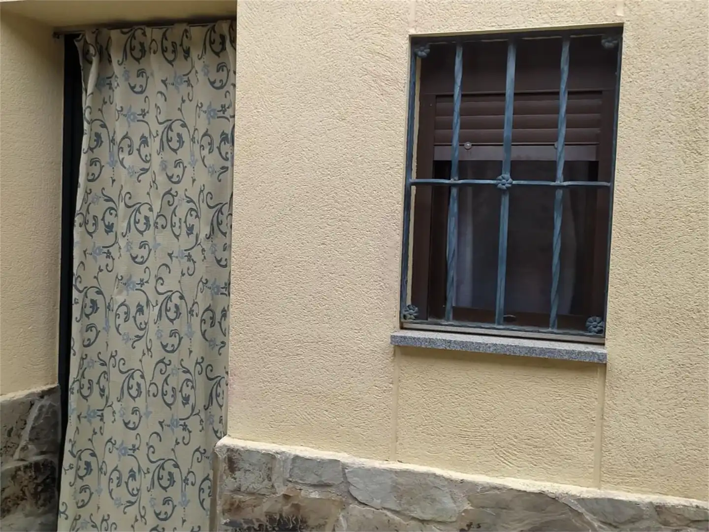 Casa adosada en venda a Calle de la Cuesta, 14, Pastrana Vista exterior de Casa adosada en venda en Pastrana amb Calefacció