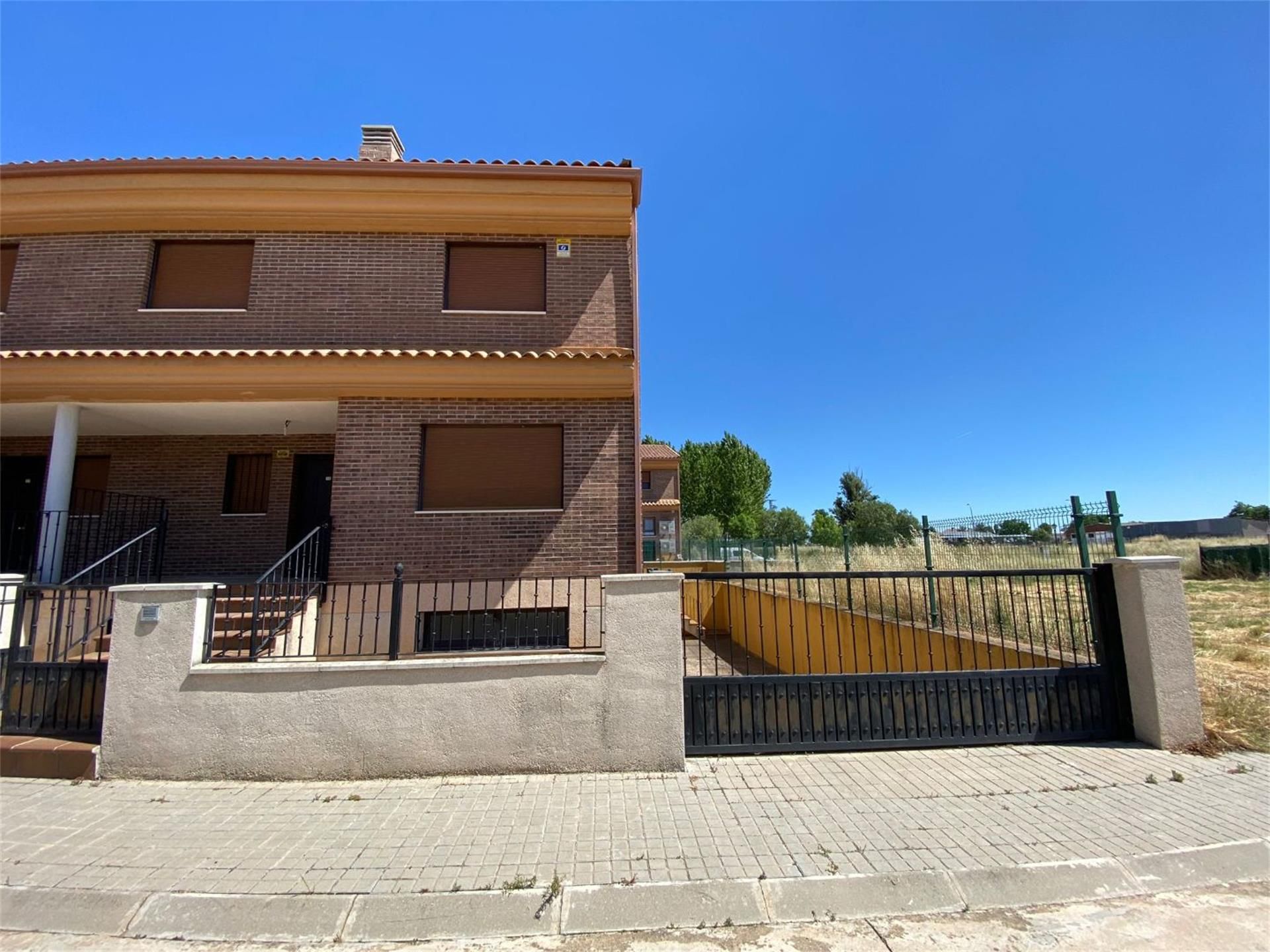 Vista exterior de Casa o xalet en venda en Yunquera de Henares amb Calefacció, Jardí privat i Terrassa